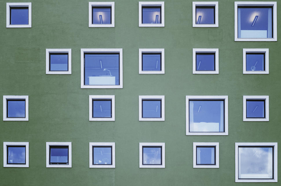 grønt bygg, vinduer