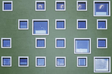 grønn bygning, vinduer